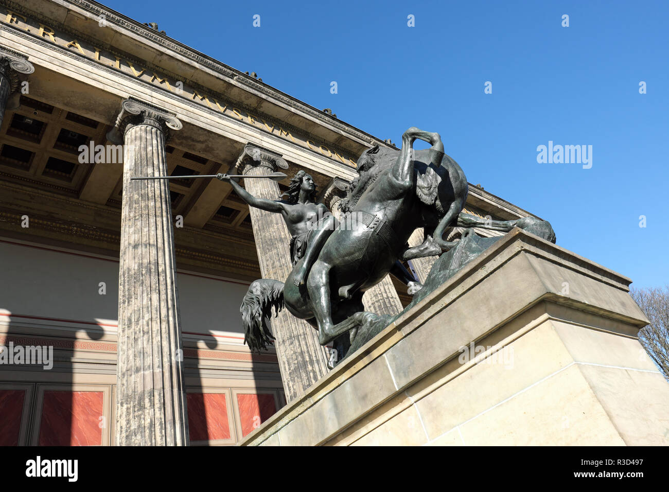 Berlino Germania - Statua al di fuori dell'Altes Museum che visualizza testimonianze di epoca romana e greca di artefatti. Foto Stock