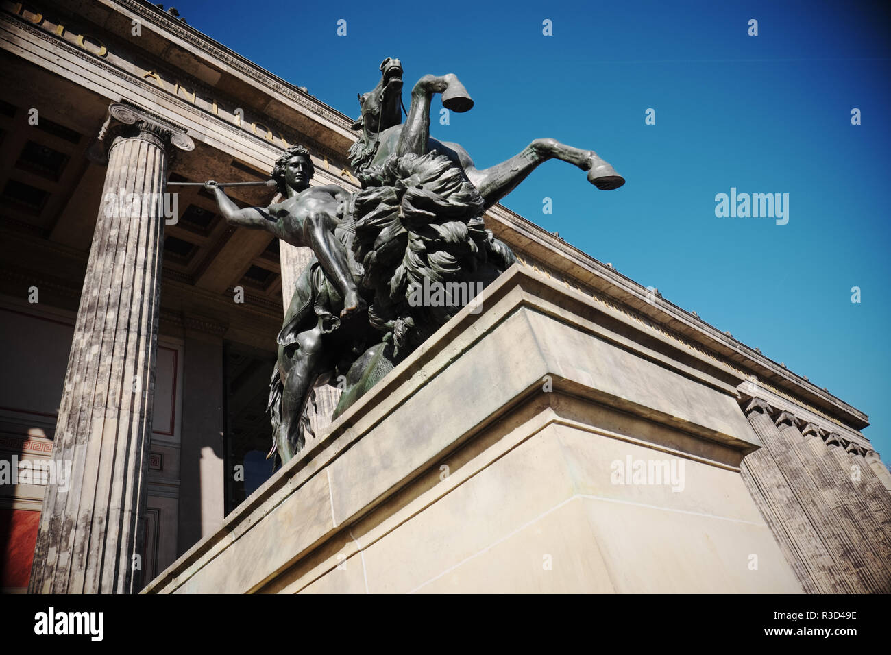 Berlino Germania - Statua al di fuori dell'Altes Museum che visualizza testimonianze di epoca romana e greca di artefatti. Foto Stock