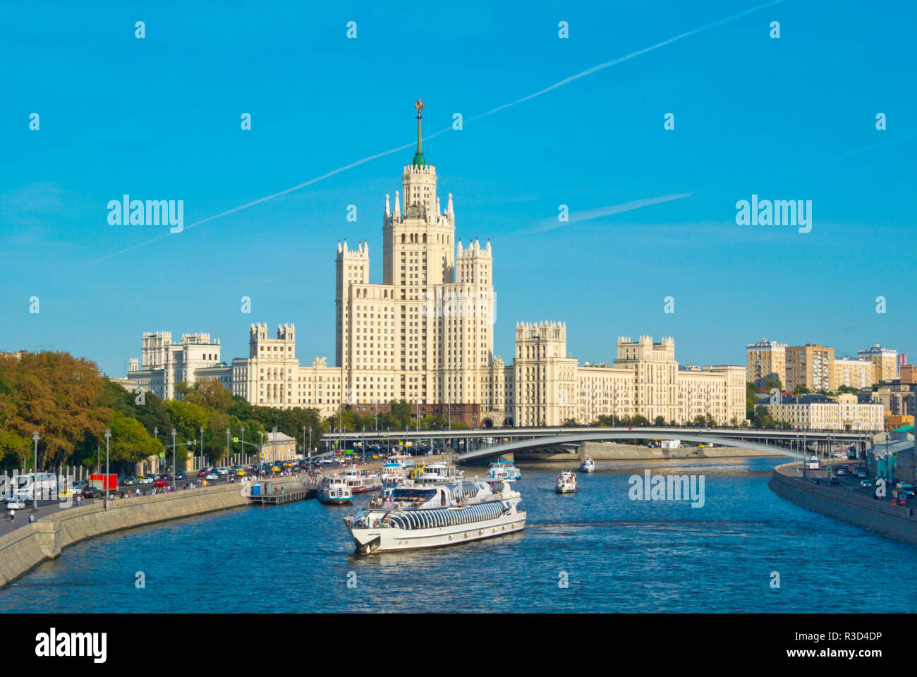 Fiume Moskva, a Zaryadye Park, con Kotelnicheskaya Embankment Edificio, Mosca, Russia Foto Stock