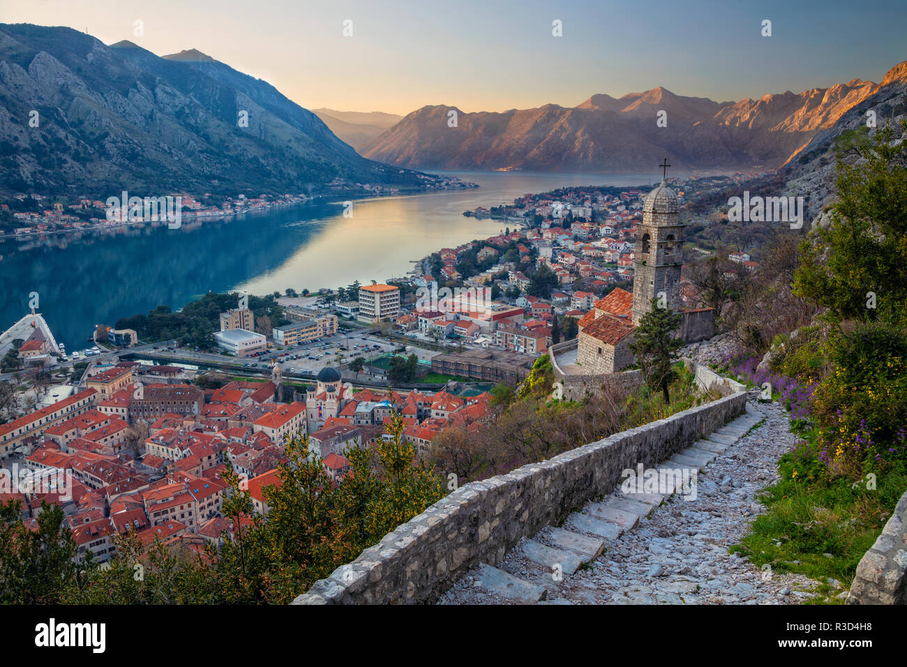 Kotor, Montenegro. Splendida e romantica città vecchia di Kotor durante il tramonto. Foto Stock