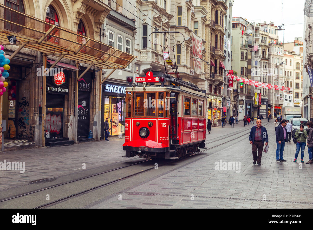 Rosso nostalgico retrò tram sulla famosa Via Istiklal. ISTANBUL, Turchia - 13 novembre 2018. Foto Stock