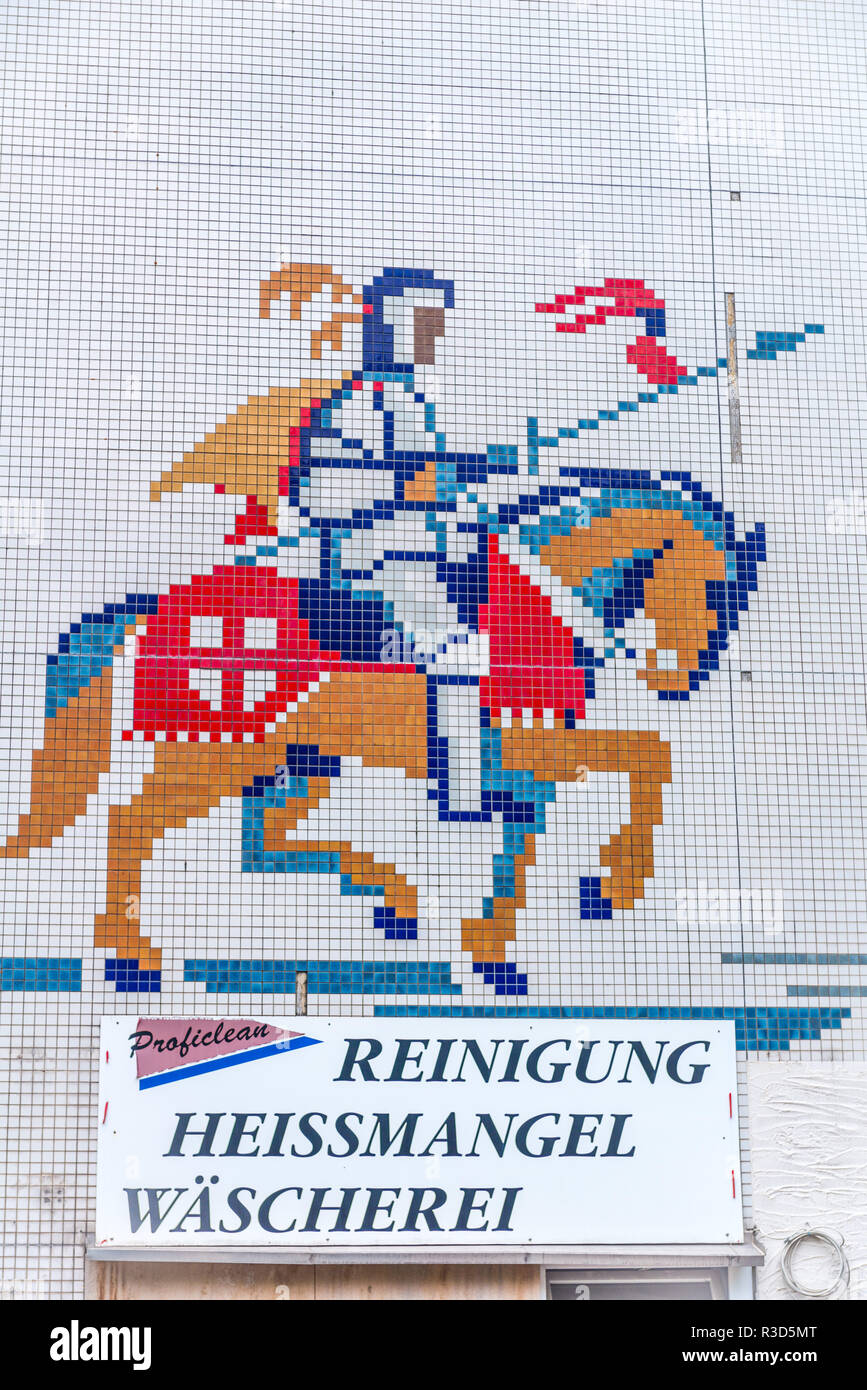 Mosaico di un cavaliere ad un servizio lavanderia nelle vicinanze Saarburg Castello, la città vecchia di Saarburg sul fiume Saar, parco naturale Saar-Hunsrück, Renania-Palatinato, Germania Foto Stock