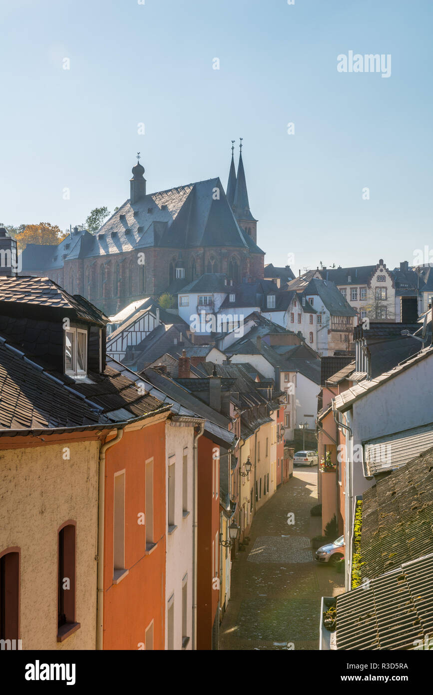 Chiesa cattolica St Laurentius in cima ad una collina, città di Saarburg sul fiume Saar, parco naturale Saar-Hunsrück, Renania-Palatinato, Germania Foto Stock