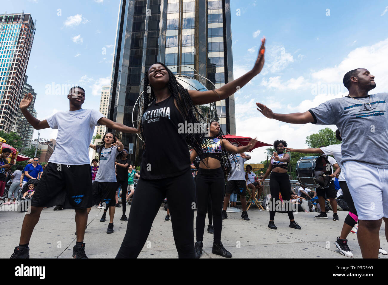La città di New York, Stati Uniti d'America - Luglio 25, 2018: Le prestazioni di un gruppo di ballerini e percussionisti nella strada di fronte Trump International Hotel and Tower Foto Stock