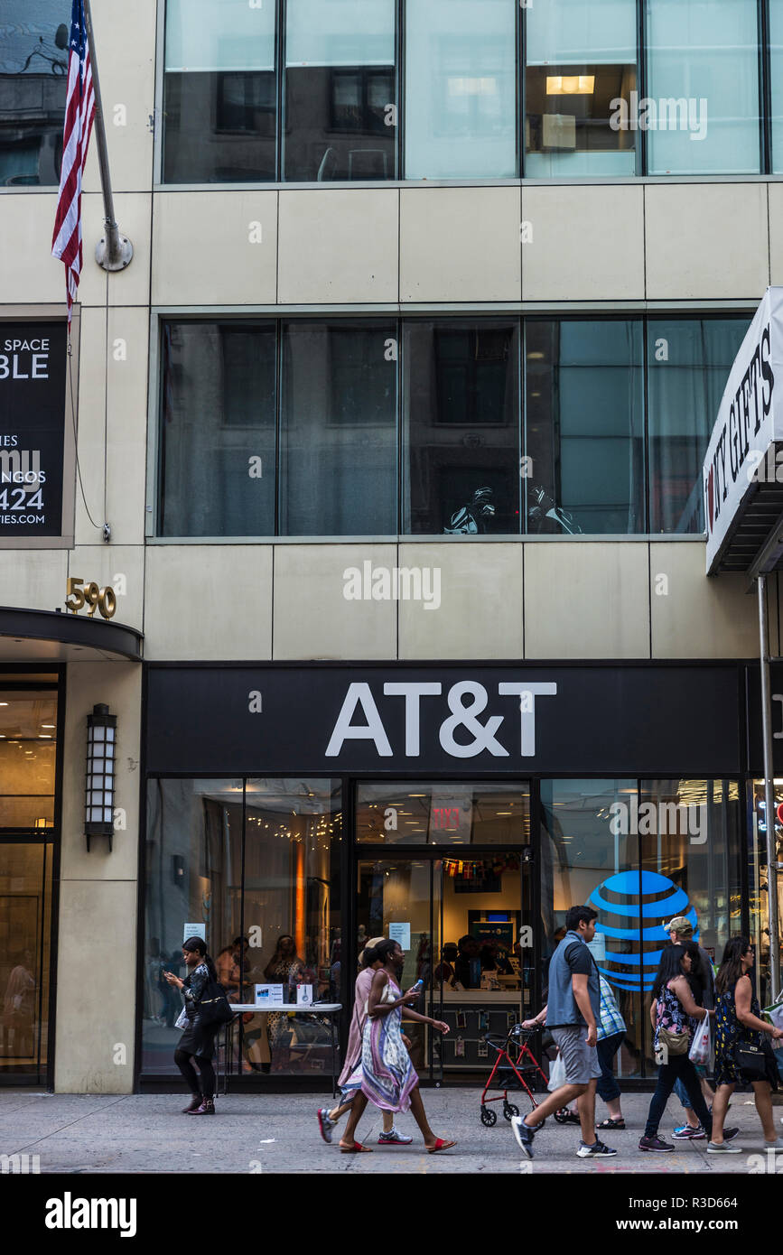 La città di New York, Stati Uniti d'America - 28 Luglio 2018: AT&T (AMERICAN TELEPHONE e Telegraph) shop, il mondo la più grande società di telecomunicazioni, in Fifth Avenue (5t Foto Stock