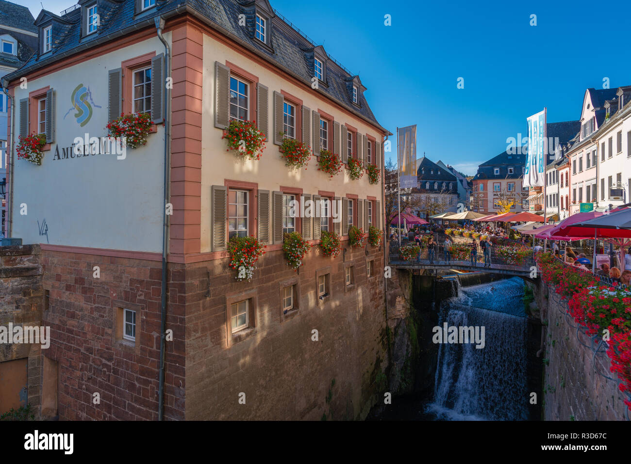 Città di Saarburg sul fiume Saar, parco naturale Saar-Hunsrück, circondato da vigneti, principalmente Riesling, Renania-Palatinato, Germania Foto Stock