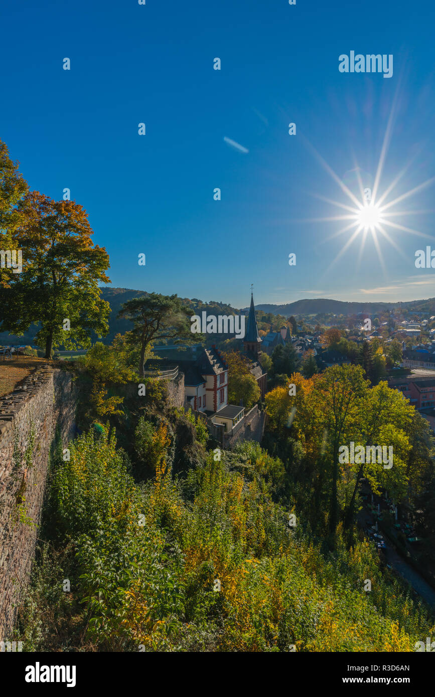 Città di Saarburg sul fiume Saar, vista dal castello, parco naturale Saar-Hunsrück, circondato da vigneti, principalmente Riesling, Renania-Palatinato, Germania Foto Stock