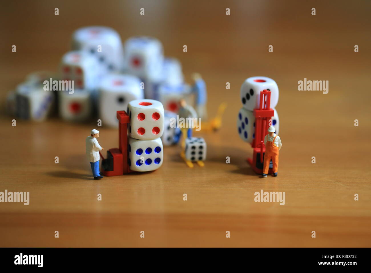 Dadi lavoratore sulla scrivania Foto Stock