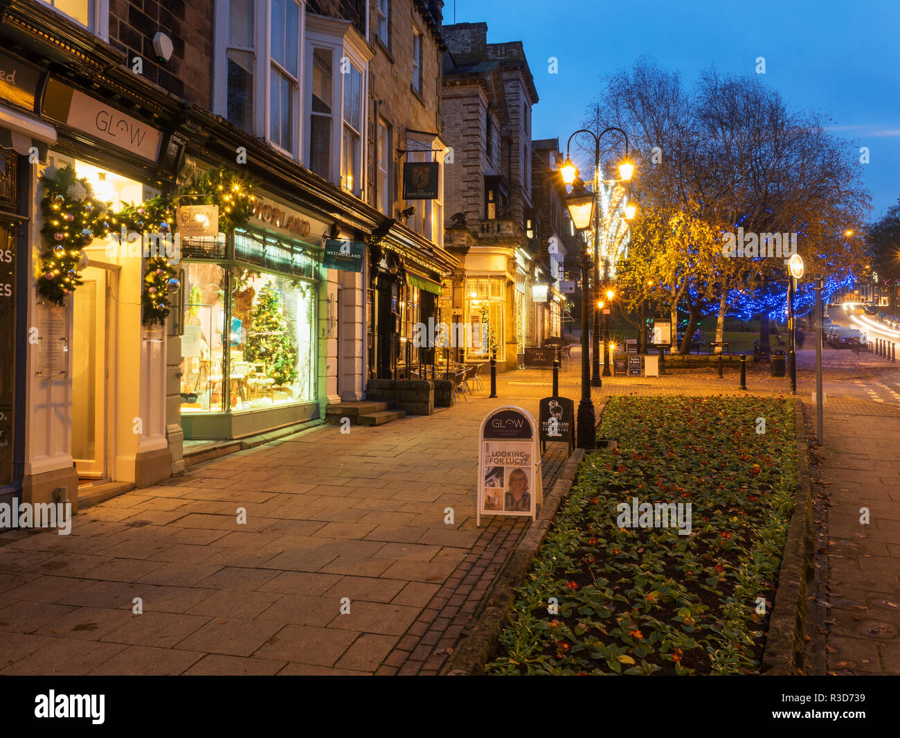 Le decorazioni di Natale sulla collina di Montpellier al crepuscolo Harrogate North Yorkshire, Inghilterra Foto Stock