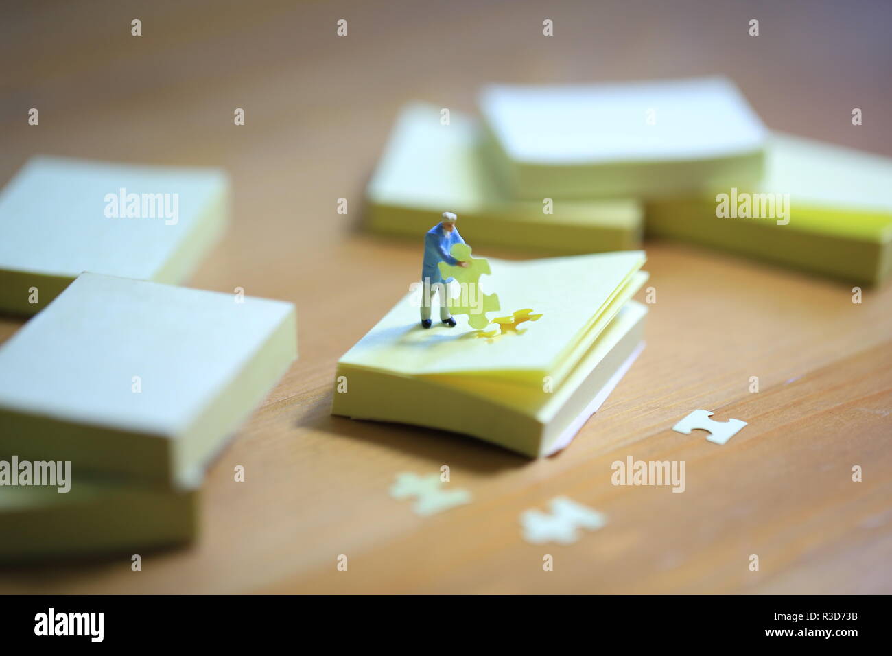 Puzzle man con il memo Foto Stock