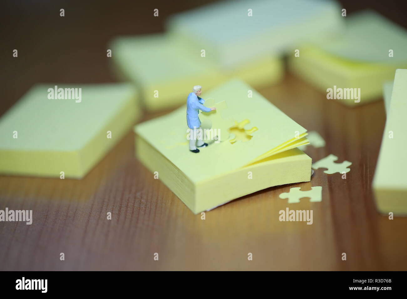 Puzzle man con il memo Foto Stock