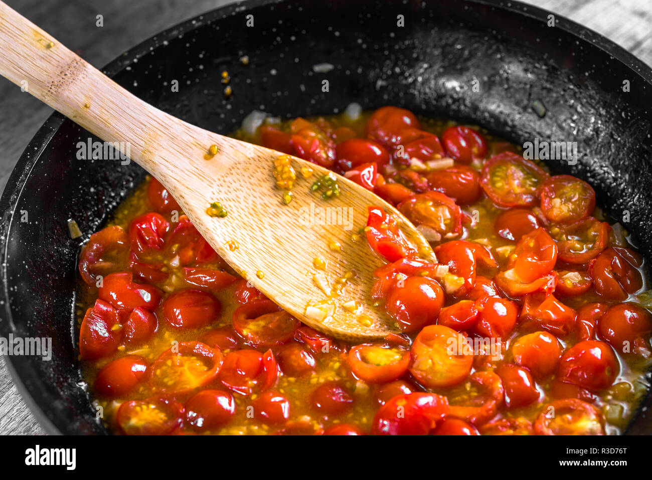 La padella con i pomodori fritti con basilico e olio di oliva per la salsa  di pomodoro o italiano marinara, la cottura di sfondo, la preparazione  alimentare Foto stock - Alamy