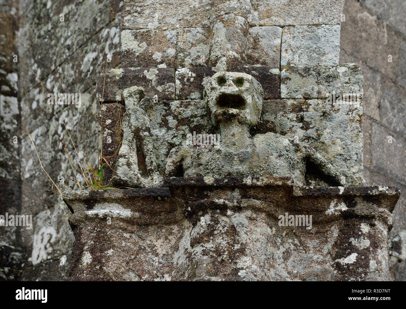 La scultura raffigurante Ankou sulla facciata della chiesa di Bulat-Pestivien (Bretagna, a nord-ovest della Francia) Foto Stock