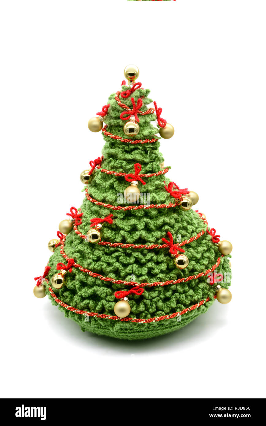 Crochet albero di Natale isolato con sfere e ornamenti. fatti di lana di colore verde. Foto Stock