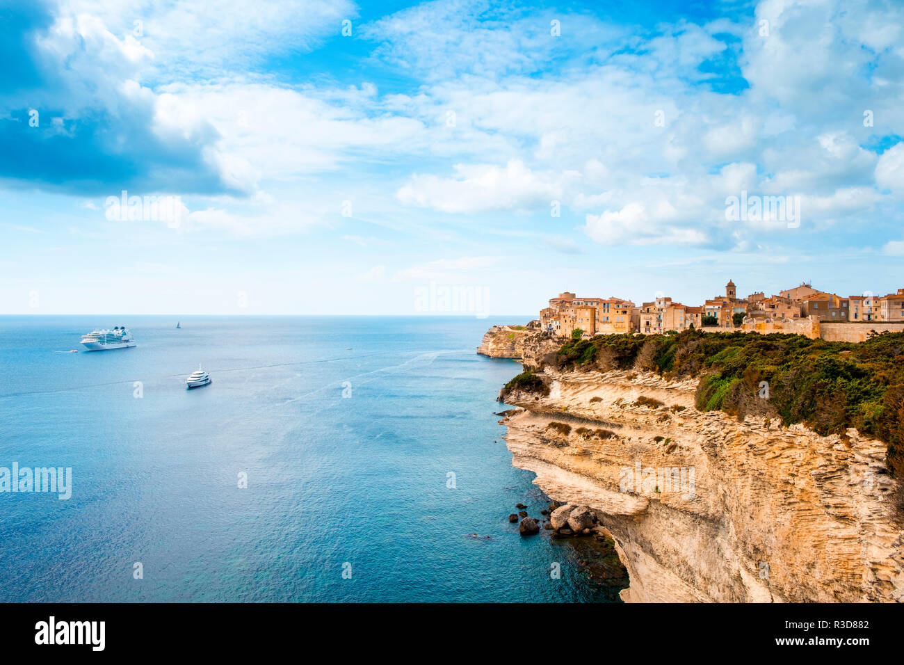 Una vista della pittoresca Ville Haute, la città vecchia di Bonifacio in Corsica, Francia, sulla cima di una scogliera sopra il mare Mediterraneo Foto Stock