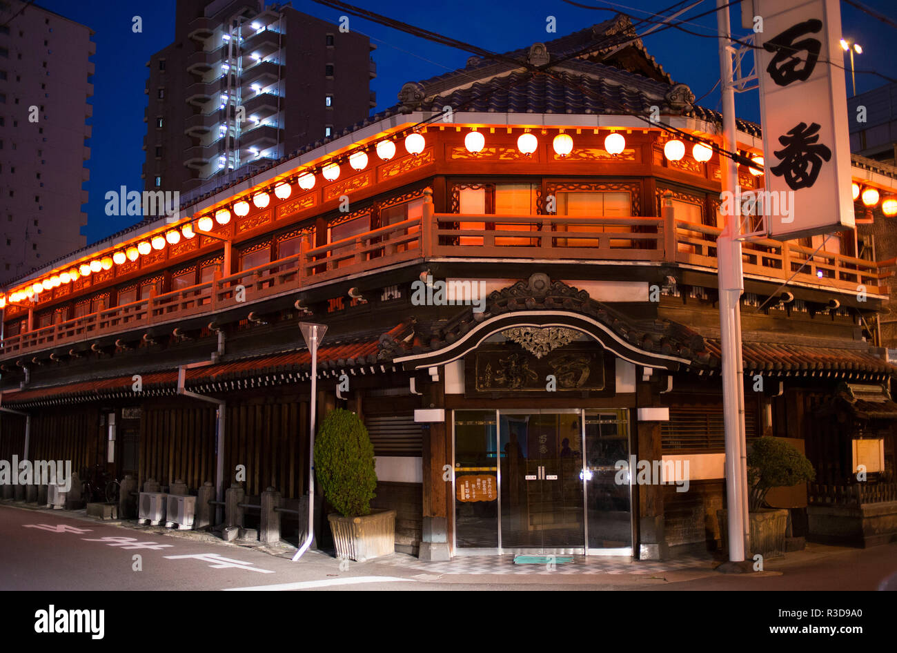 Un ristorante ryotei in Tobita Shinchi noto anche come Tobita Yukaku, il più grande quartiere bordello nel Giappone occidentale, di Osaka in Giappone. Foto/Akira Suemori Foto Stock