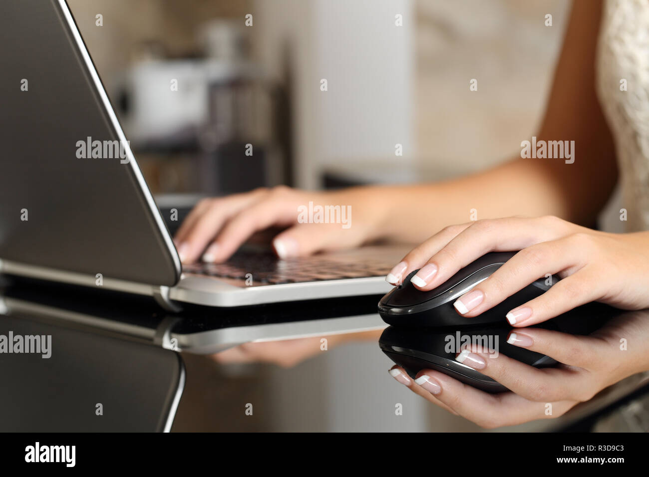 Donna mani di lavorare con un computer portatile e un mouse Foto Stock