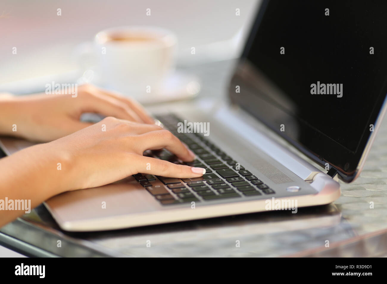 Donna mani di lavorare con un computer portatile in un coffee shop Foto Stock