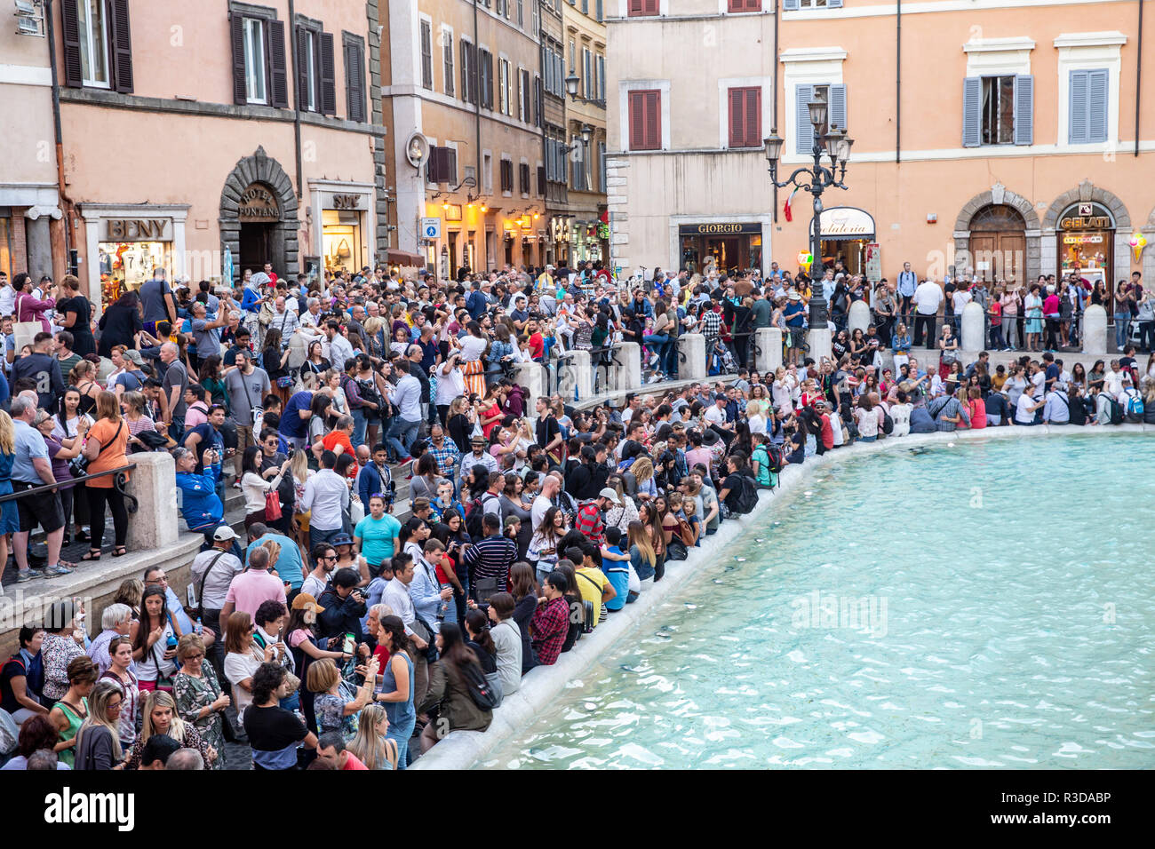 I turisti ed i visitatori si radunano intorno alla famosa fontana di Trevi nel centro di Roma,Lazio,Italia Foto Stock