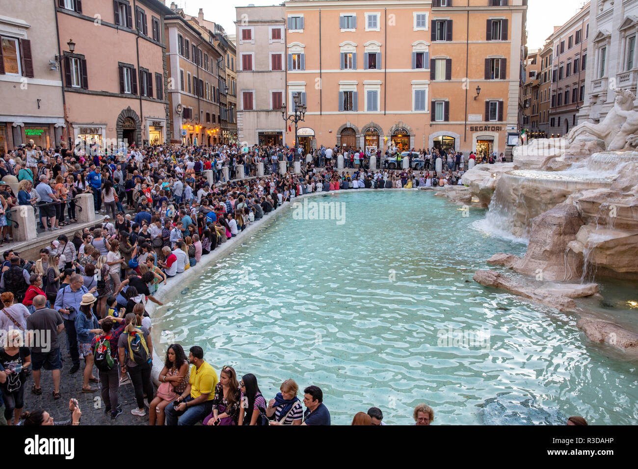 I turisti ed i visitatori si radunano intorno alla famosa fontana di Trevi nel centro di Roma,Lazio,Italia Foto Stock