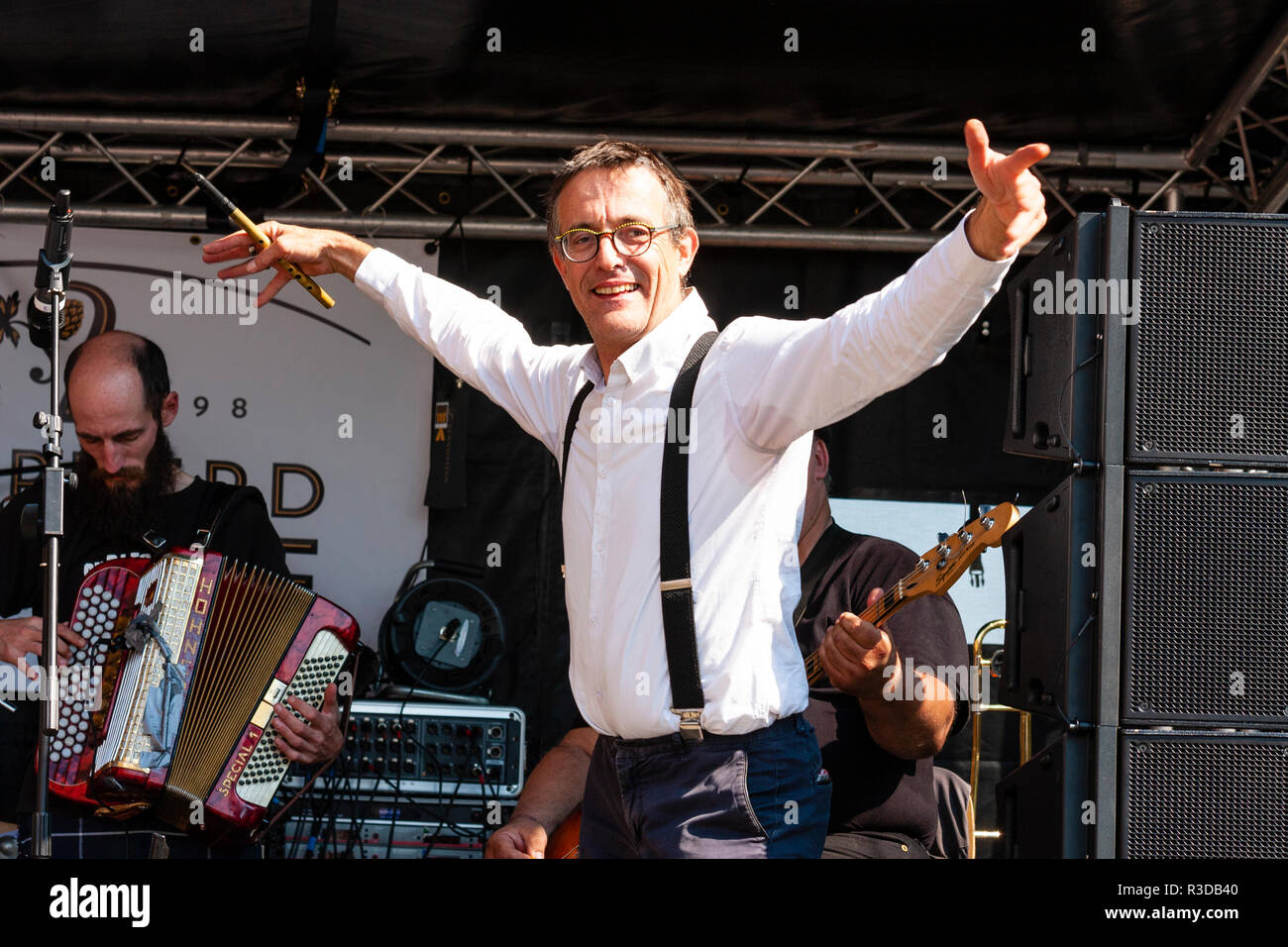 Faversham Hop Festival 2018.Pierrot, dal francese folk rock band Sur Les Docks di eseguire sul palco fingendo di volare. Sorridente, braccia-teso. Foto Stock