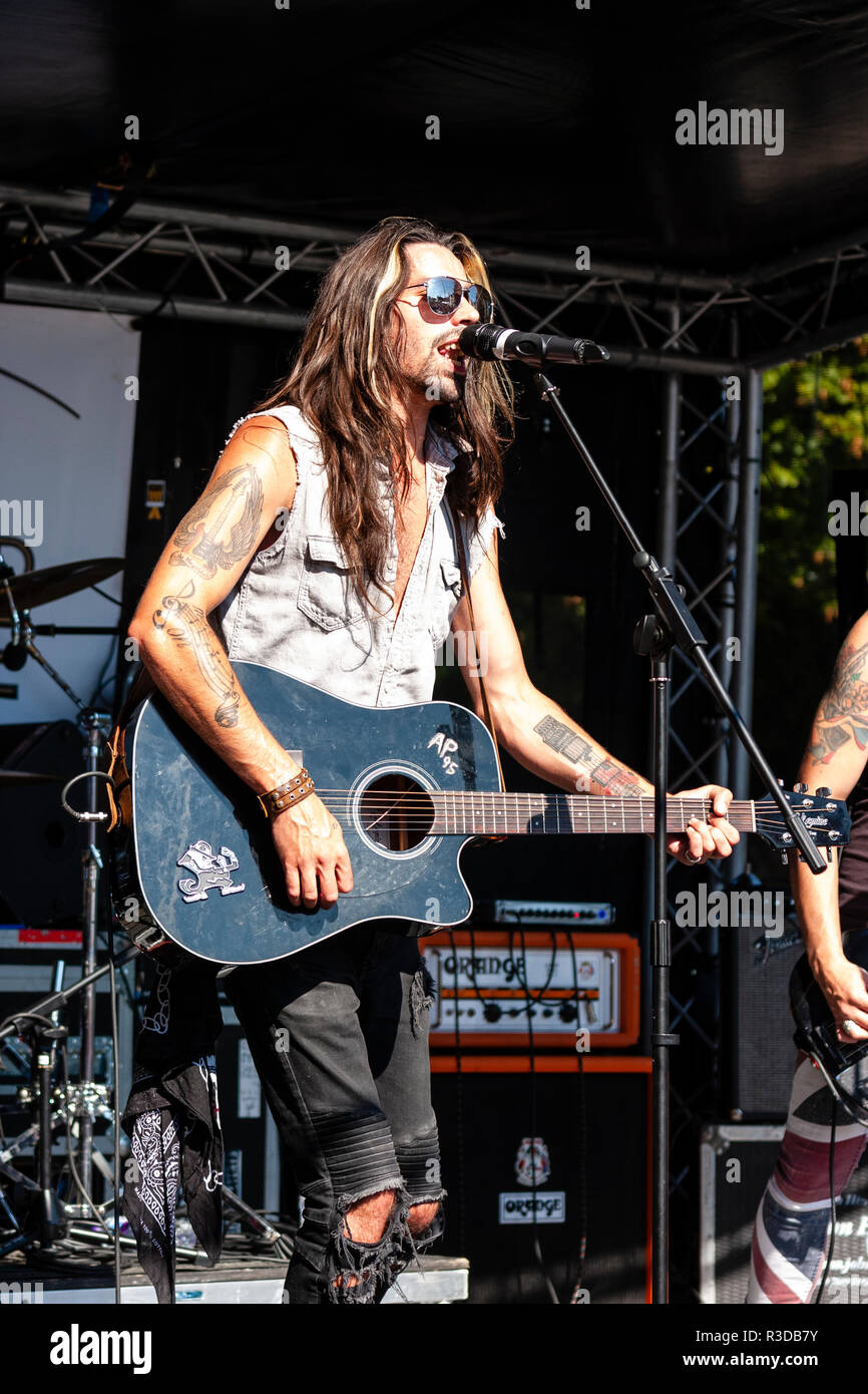 Faversham Hop Festival 201. Gruppo Rock Collateral UK esibirsi sul palco. Cantante Angelo Tristan indossando occhiali da sole di cantare e suonare la chitarra. Foto Stock