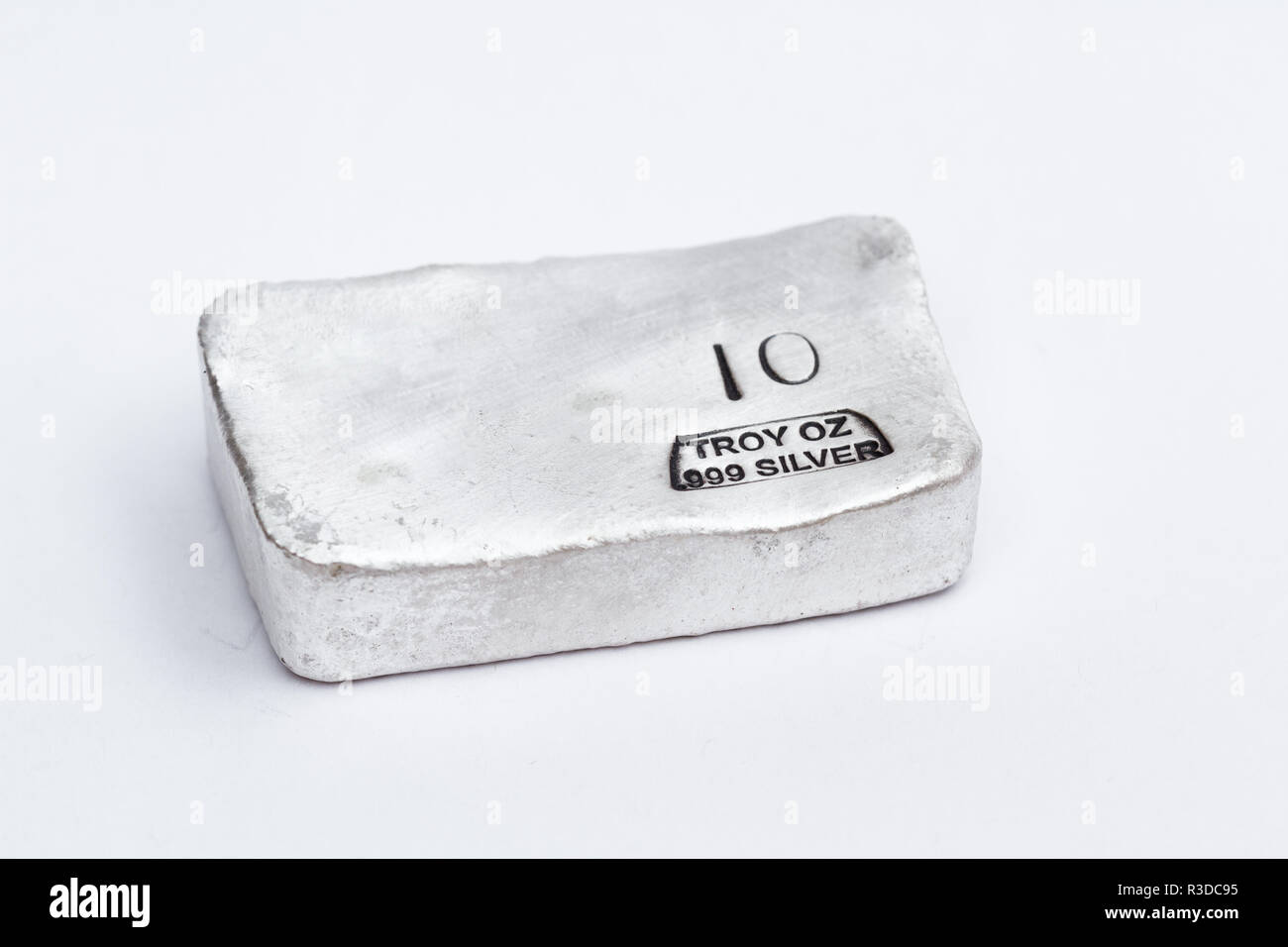 Close up di un grammo di 10 bar di versata argento come un metallo prezioso holding Foto Stock