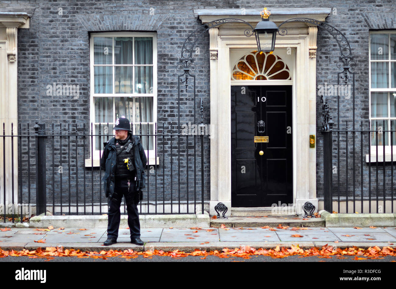 Funzionario di polizia al di fuori del numero 10 di Downing Street, Londra, Inghilterra, Regno Unito. In autunno (novembre) Foto Stock