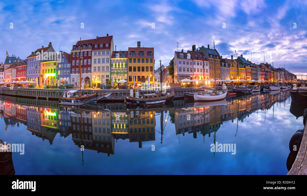 Nyhavn a Copenaghen, in Danimarca. Foto Stock