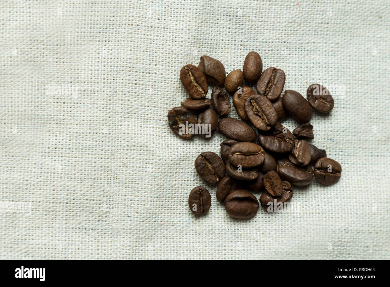 I chicchi di caffè in un sacco di iuta di sfondo Foto Stock