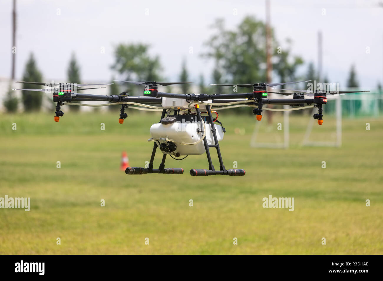 Salonicco, Grecia - 21 Giugno 2018: agricoltura professionale drone sul verde del campo durante il volo di prova Foto Stock