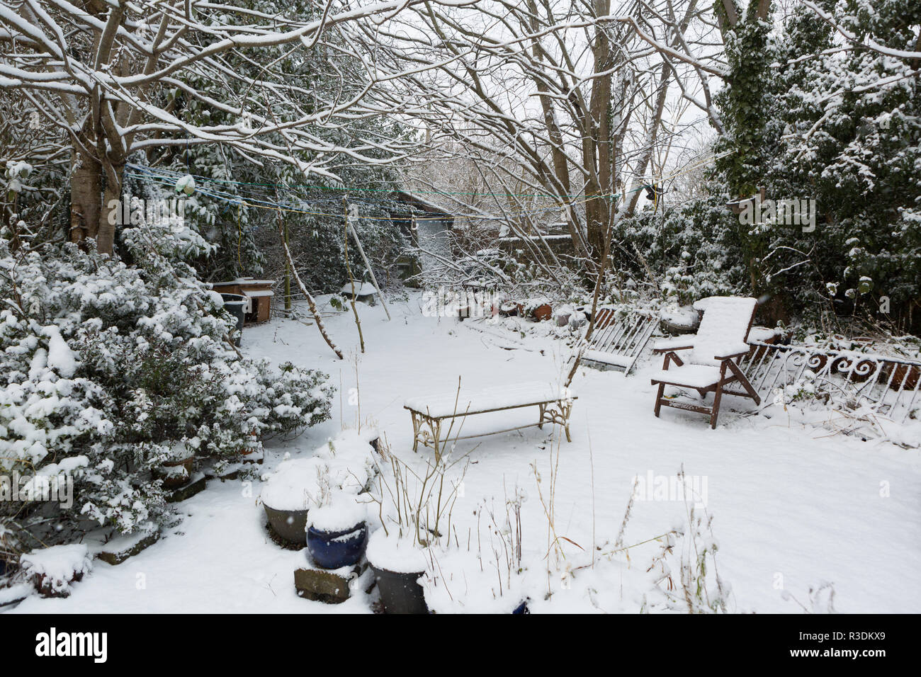 Neve in giardino marzo 18 Foto Stock