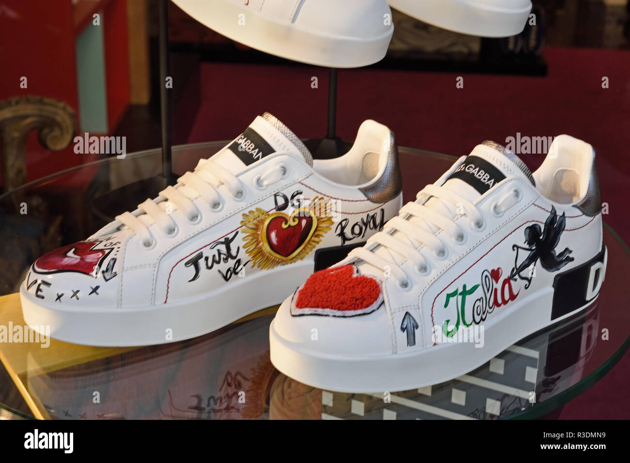 Dolce e Gabbana scarpe Milano Moda Italiana vetrina Milano fashion  district, Italia Italiano Foto stock - Alamy