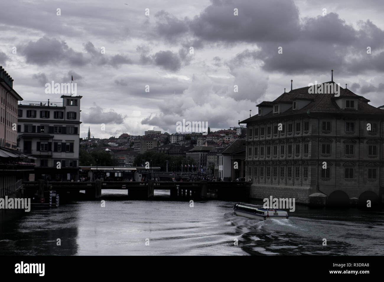 Il canale attraverso la splendida città di Zurigo, Svizzera Foto Stock