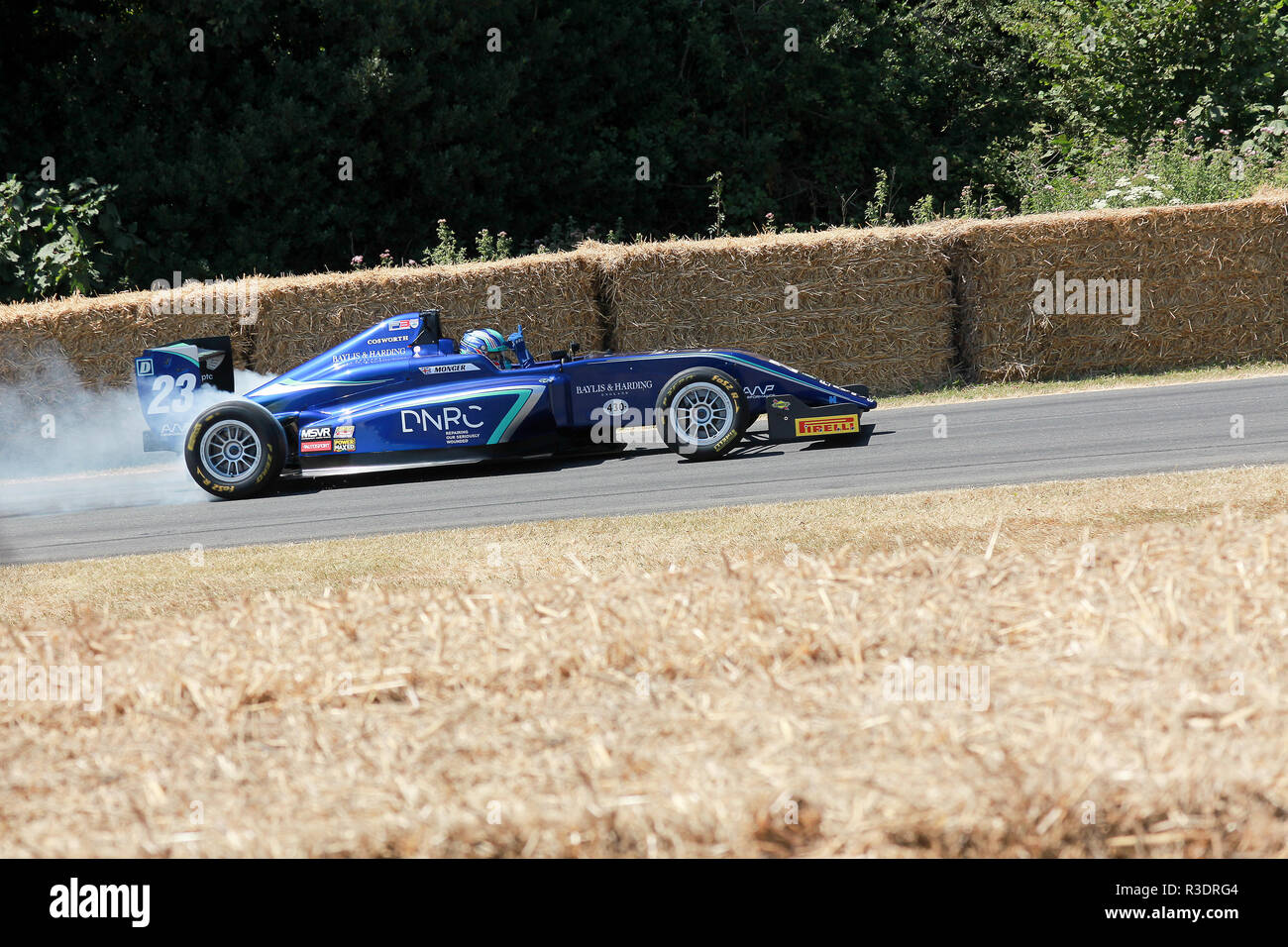 Sedile SAingle racing vettura andando su per la collina fino al Festival di Goodwood di velocità 2018 Foto Stock