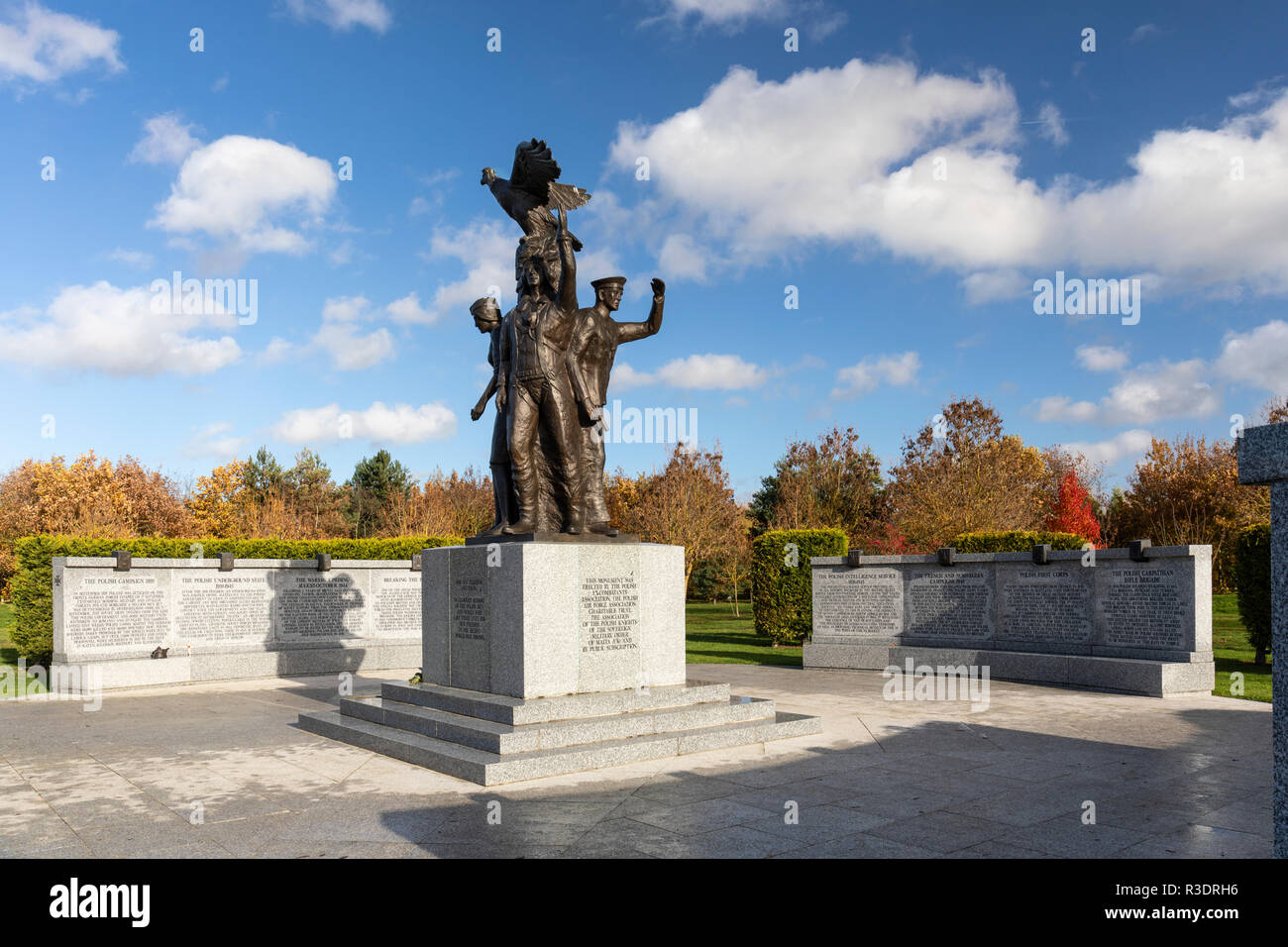 Il Polish Forces War Memorial, il National Memorial Arboretum, Airwas, Staffordshire, Inghilterra, Regno Unito Foto Stock