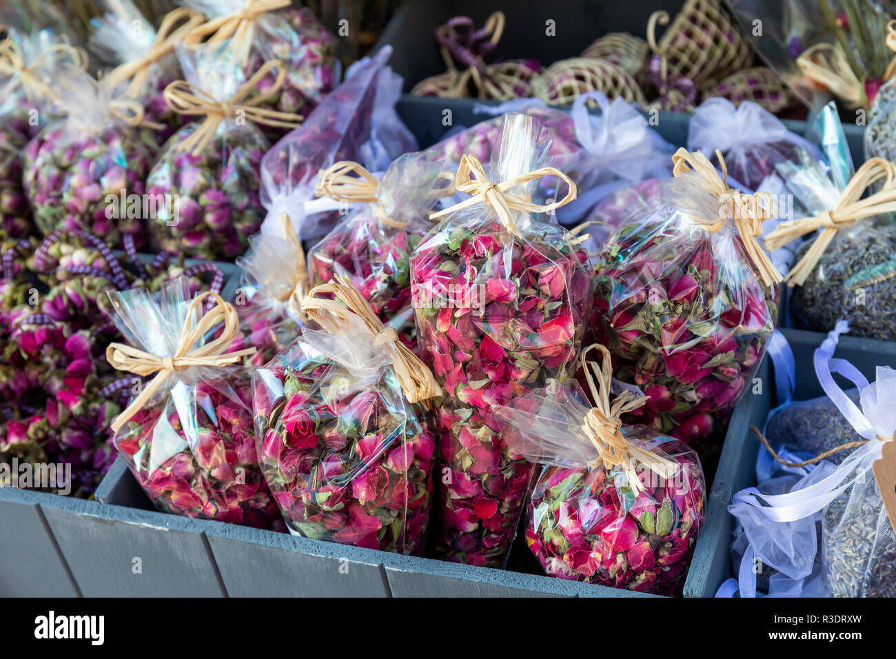 Prodotti profumati di fiori essiccati potpourri in vendita al mercato di Natale di Bath, Bath, Regno Unito Foto Stock
