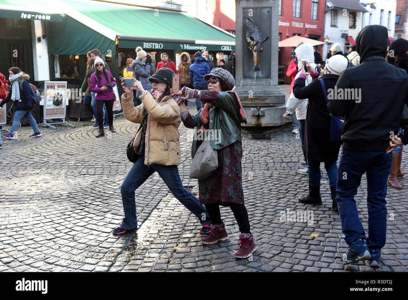 I turisti prendendo fotografie vacanze in Bruges (Brugge), Belgio Foto Stock