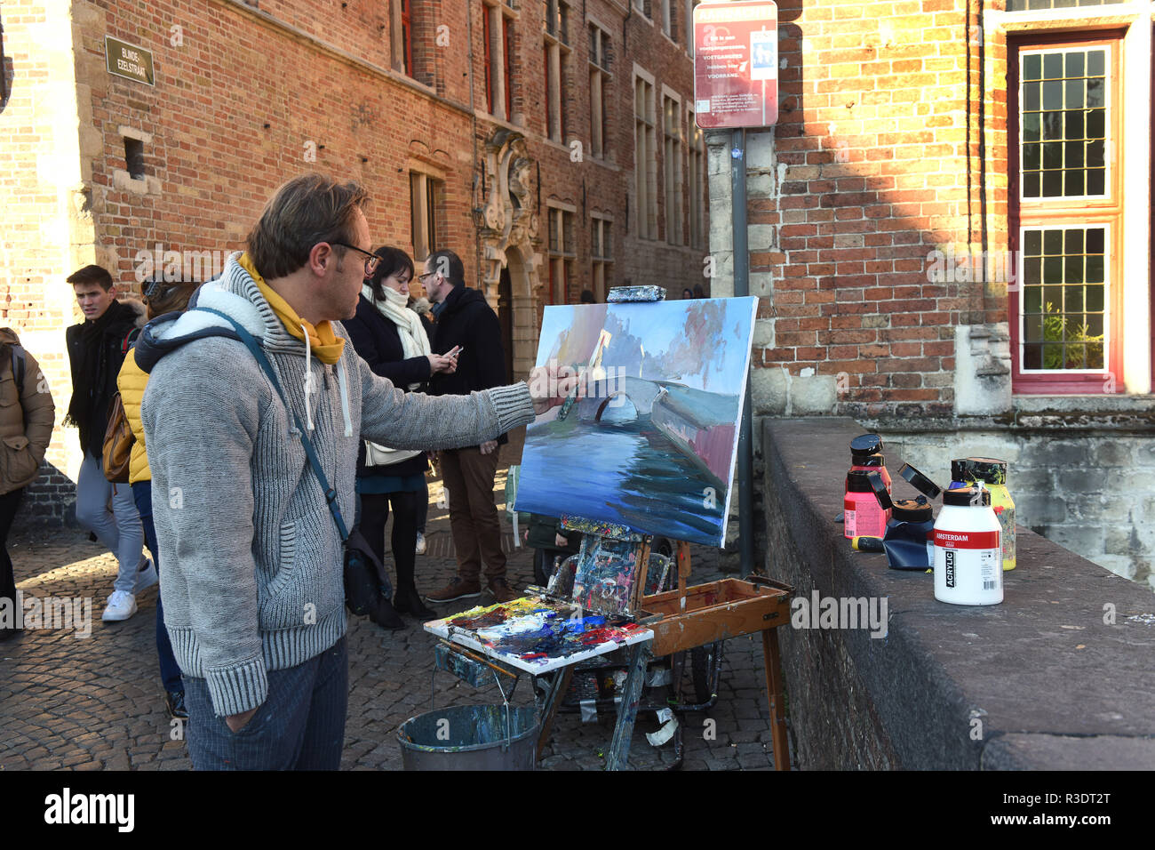 Bruges (Brugge), Belgio artista al lavoro della pittura la città vecchia Foto Stock