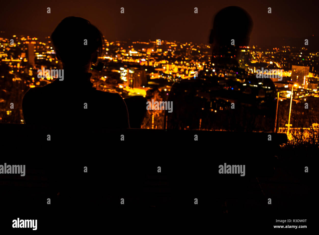 Guardando verso la città con amico immaginario Foto Stock