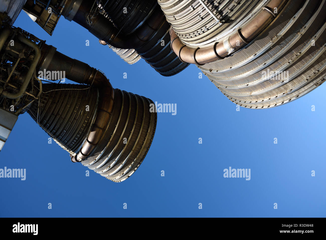 Razzo di richiamo Apollo Saturn V con grande e potente ossigeno liquido motori a razzo alimentati e sfondo blu del cielo Foto Stock