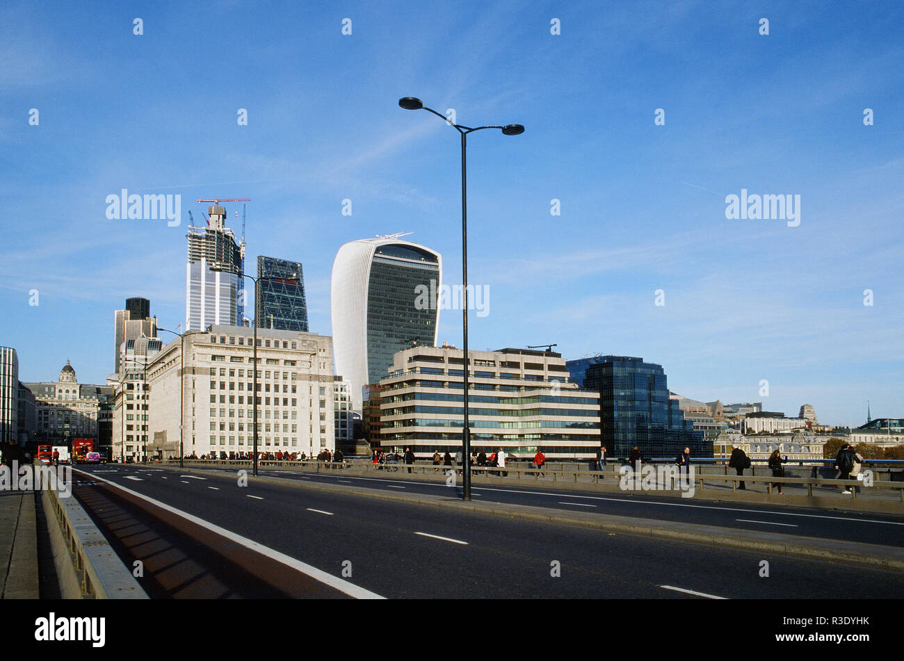 London Bridge, Regno Unito, con i pedoni, guardando verso la città Foto Stock
