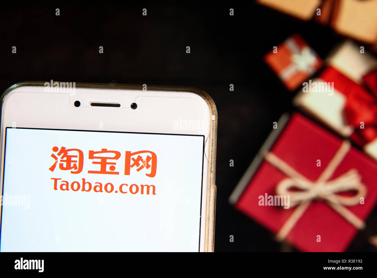 Cinese shopping online il sito web di proprietà del gruppo Alibaba, Taobao,  logo della società è visto su un androide dispositivo mobile con un Natale  regali avvolti in background Foto stock -