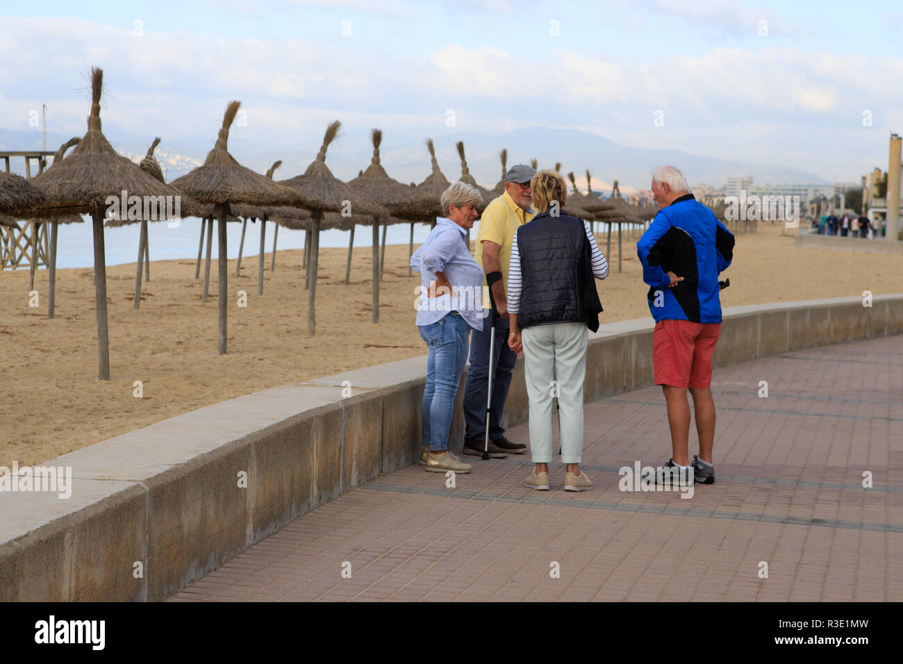 Gruppo del popolo tedesco, anziani anziani, Maiorca spiaggia, Playa de Palma, Inverno tempo Foto Stock