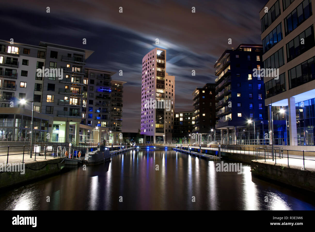 Clarence Dock a Leeds, West Yorkshire di notte tempo. Foto Stock