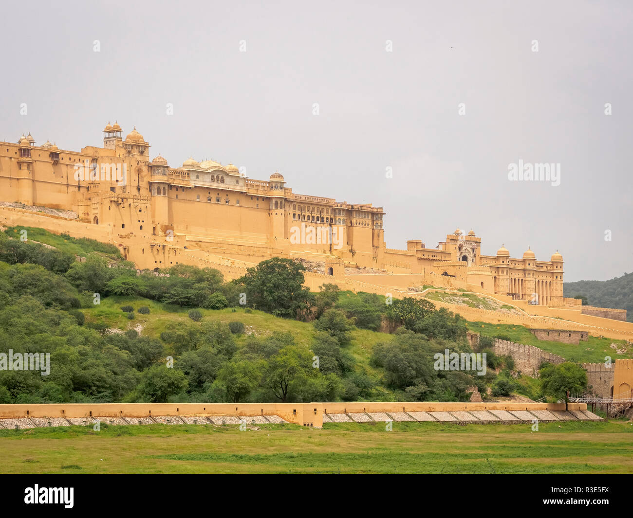 Un ampio angolo giorno colpo di Forte Amer/ Forte Amber situato a Jaipur, Rajasthan, India Foto Stock