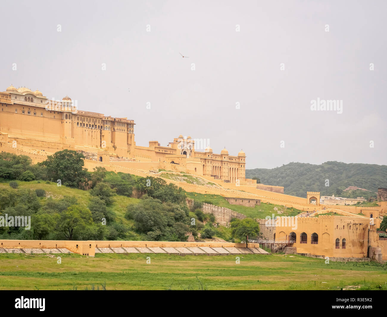 Un ampio angolo giorno colpo di Forte Amer/ Forte Amber situato a Jaipur, Rajasthan, India Foto Stock