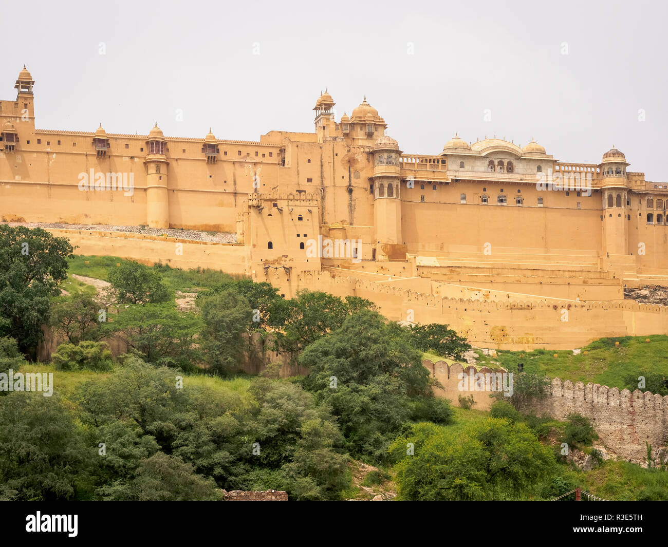 Un ampio angolo giorno colpo di Forte Amer/ Forte Amber situato a Jaipur, Rajasthan, India Foto Stock