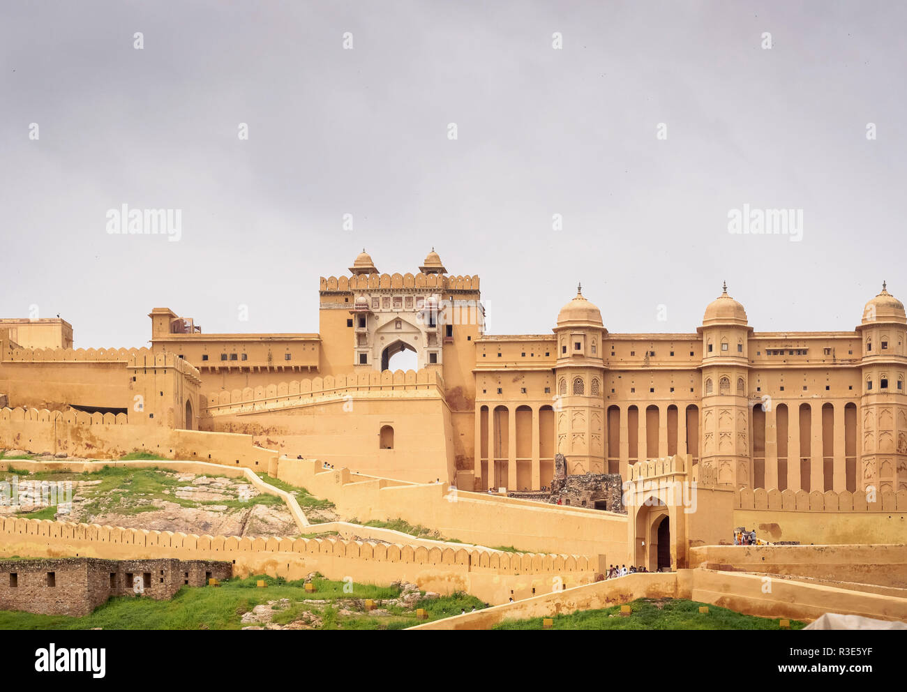 Un ampio angolo giorno colpo di Forte Amer/ Forte Amber situato a Jaipur, Rajasthan, India Foto Stock