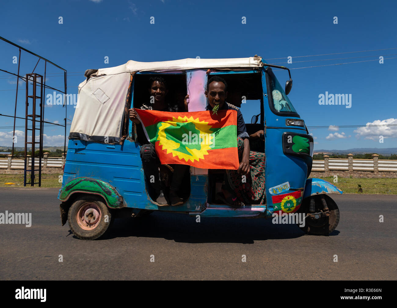 Un tuk tuk con un Fronte Oromo di Liberazione bandiera di partito, Oromia, Waliso, Etiopia Foto Stock